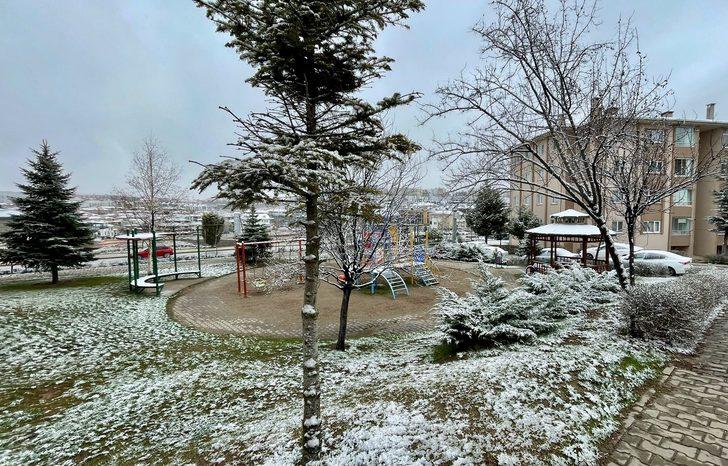 Eskişehir'in yüksek kesimlerine kar yağdı
