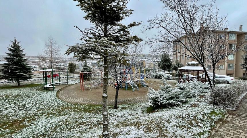 Eskişehir'in yüksek kesimlerine kar yağdı