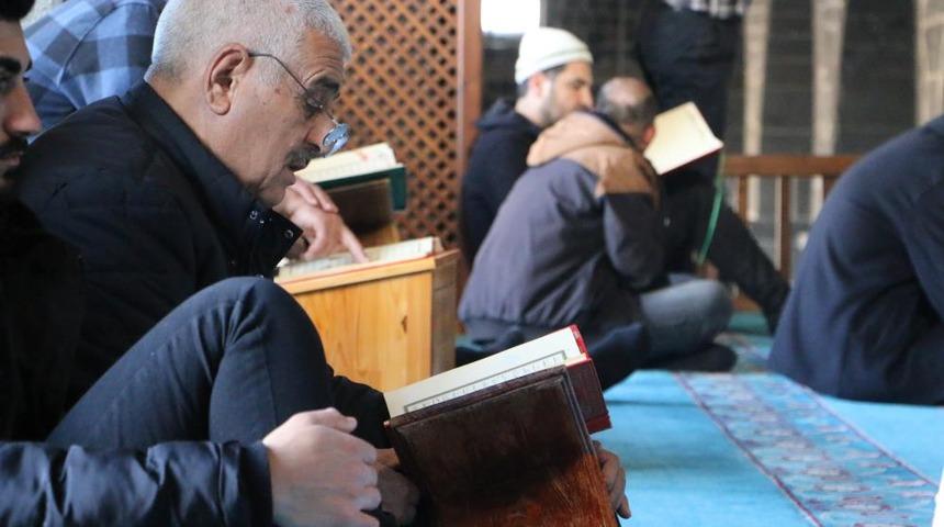 5. Harem-i Şerif&rsquo;te asırlardır mukabele geleneği s&uuml;r&uuml;yor