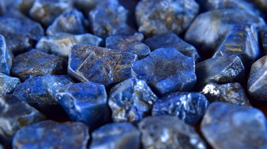Lapis lazuli taşı faydaları nedir, nasıl temizlenir? Lapis lazuli taşı özellikleri nelerdir, ne işe yarar?