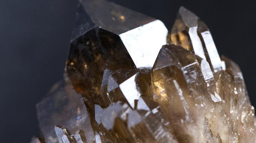 Dumanlı kuvars taşı faydaları nedir, nasıl temizlenir? Dumanlı kuvars taşı özellikleri nelerdir, ne işe yarar?