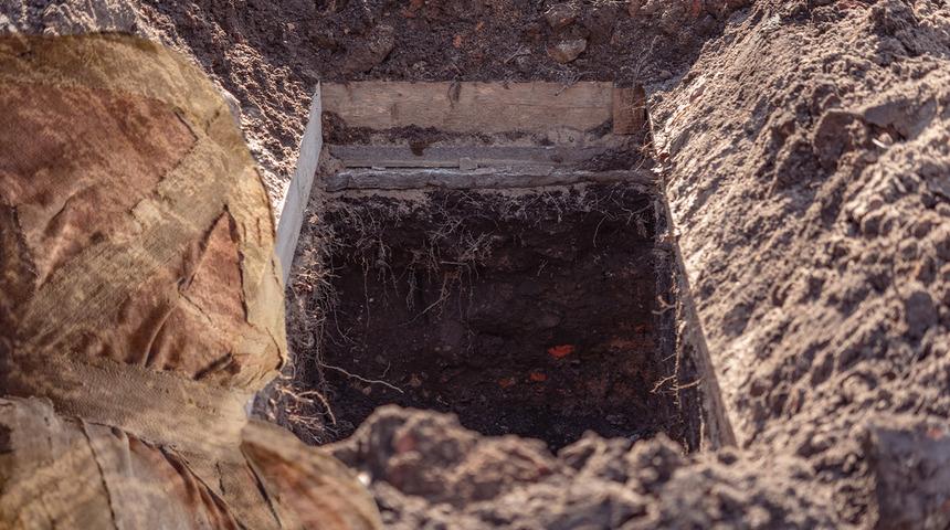 Annesinin mezarından cesedini çaldı! Mumyalarak evinde sakladı... 13 yıl boyunca aynı kanepede cansız bedenle yaşadı