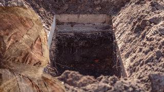 Annesinin mezarından cesedini çaldı! Mumyalarak evinde sakladı... 13 yıl boyunca aynı kanepede cansız bedenle yaşadı