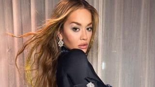Transparan giyen Rita Ora dekoltesinin her detayını paylaştı!