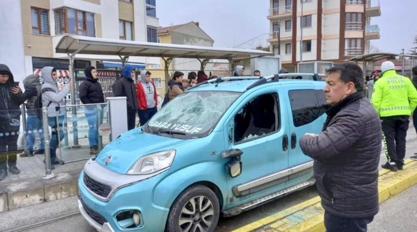 Eskişehir'de hafif ticari aracın çarptığı lise öğrencisi öldü