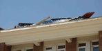 Ahlat’ta fırtına okul çatılarını uçurdu