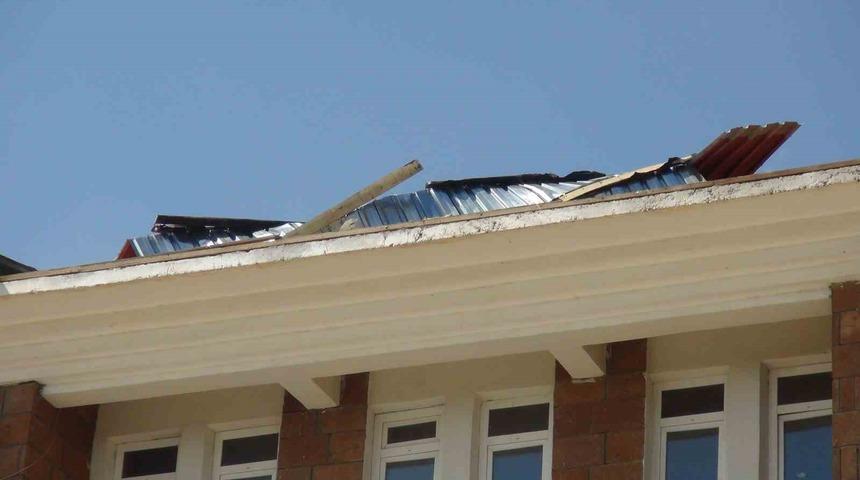 Ahlat’ta fırtına okul çatılarını uçurdu