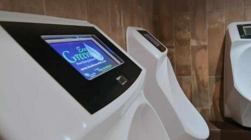 Reklam g&ouml;steren akıllı pisuvar