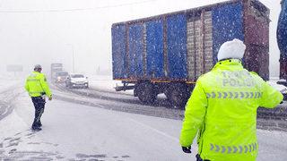 Kar yağışının etkili olduğu Bolu Dağı'nda TIR kaydı! İstanbul istikameti trafiğe kapandı