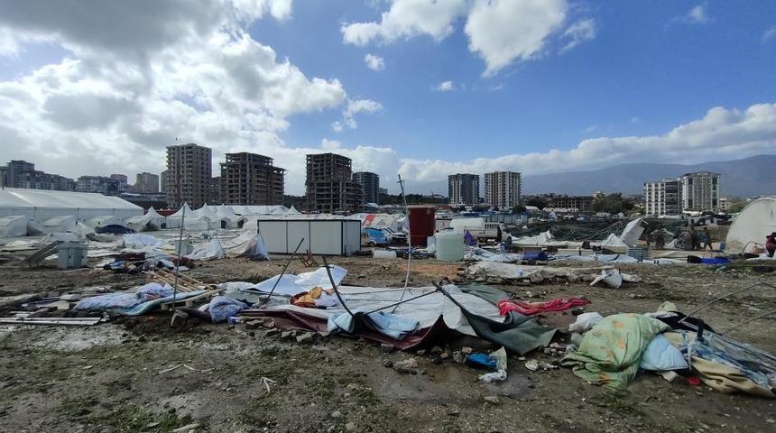 Hatay'daki fırtına çok sayıda çadırı yıktı! Depremzedeler zor anlar yaşadı