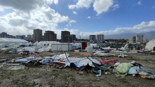 Hatay'daki fırtına çok sayıda çadırı yıktı! Depremzedeler zor anlar yaşadı