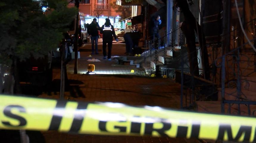 K&uuml;&ccedil;&uuml;k&ccedil;ekmece'de uzun namlulu silahlarla saldırı: 1'i ağır 3 kişi yaralandı