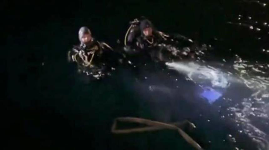 Hopa Limanı'nda kamyonet denize düştü! Sürücünün cansız bedenini dalgıçlar çıkardı