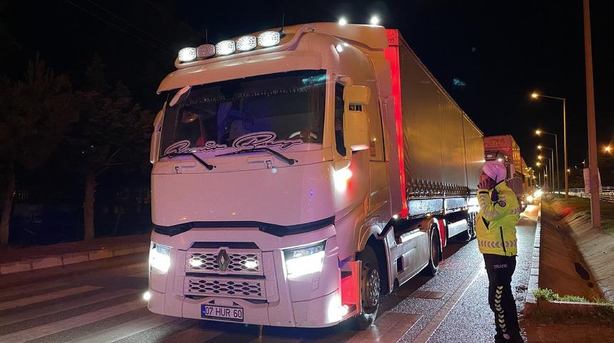 Burdur'da buzlanma nedeniyle kapatılan Burdur-Antalya kara yolu trafiğe açıldı