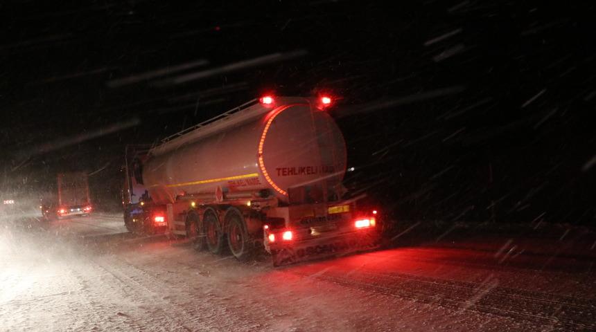 Bayburt'ta kar ve tipi ulaşımda aksamalara yol açıyor