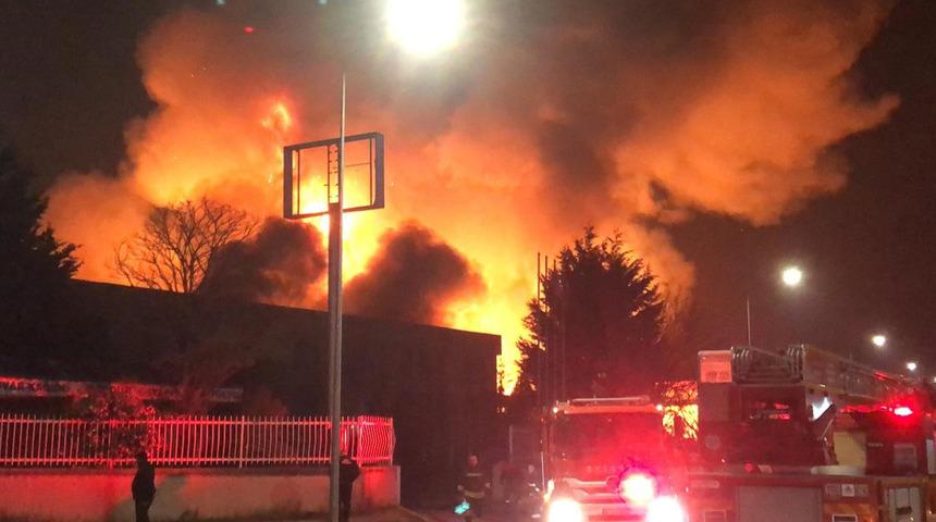 Tekirdağ'da fabrikada yangın! Saatler sonra kontrol altına alındı, gece gündüze döndü