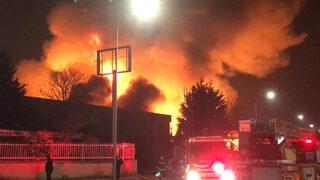 Tekirdağ'da fabrikada yangın! Saatler sonra kontrol altına alındı, gece gündüze döndü