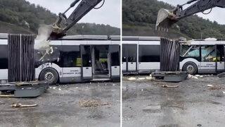 Kepçe ile parçalatılan metrobüs tartışmalara neden oldu! İBB’den açıklama geldi…