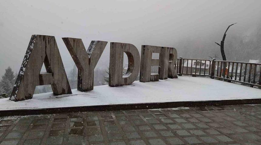 Ayder Yaylası ilkbaharda beyaza büründü
