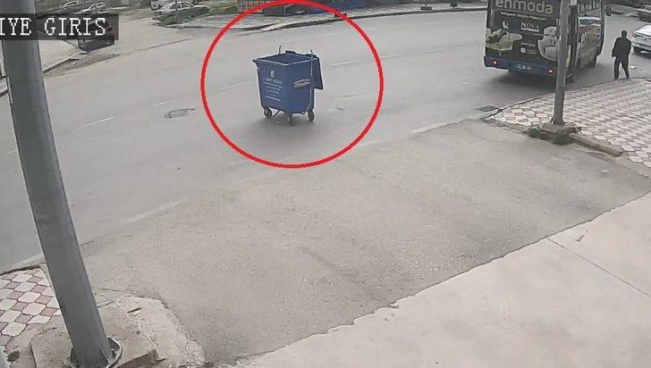 Fırtınanın savurduğu çöp konteyneri caddede gezintiye çıktı! O anlar kamerada