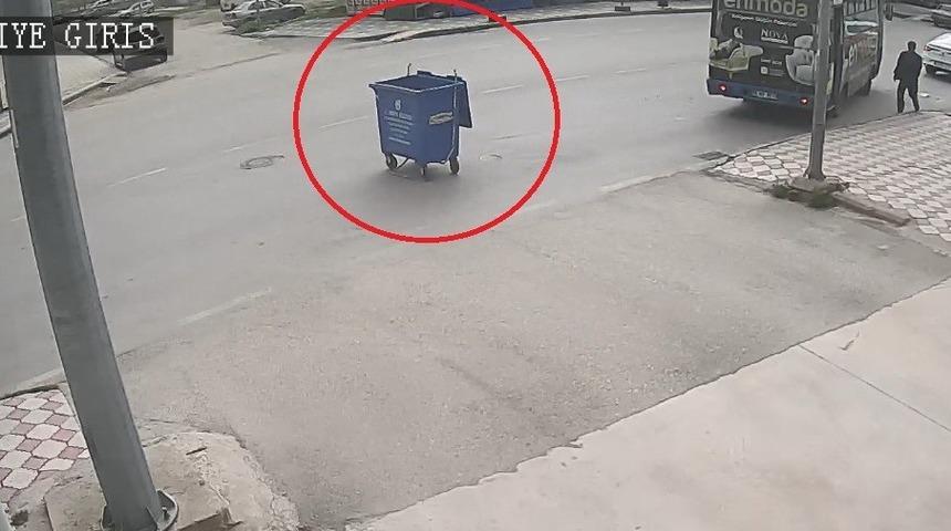 Fırtınanın savurduğu çöp konteyneri caddede gezintiye çıktı! O anlar kamerada