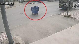 Fırtınanın savurduğu çöp konteyneri caddede gezintiye çıktı! O anlar kamerada