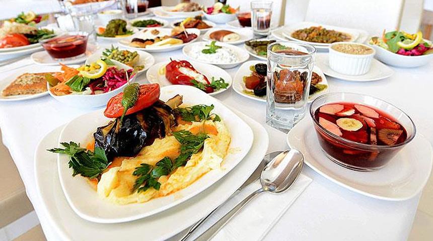 İftar sofrasında yemek yeme hızına dikkat!