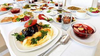 İftar sofrasında yemek yeme hızına dikkat!