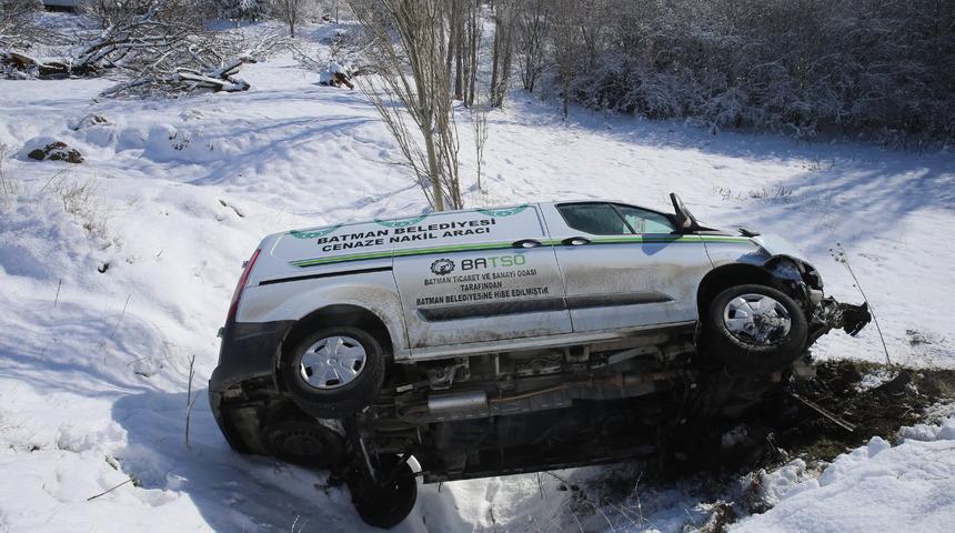 Tokat'ta devrilen cenaze nakil aracının sürücüsü yaralandı