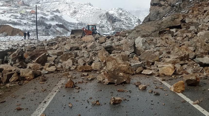 Gümüşhane-Kürtün yolunda heyelan! Bir süre ulaşıma kapandı... Sürücüleri tedirgin ediyor