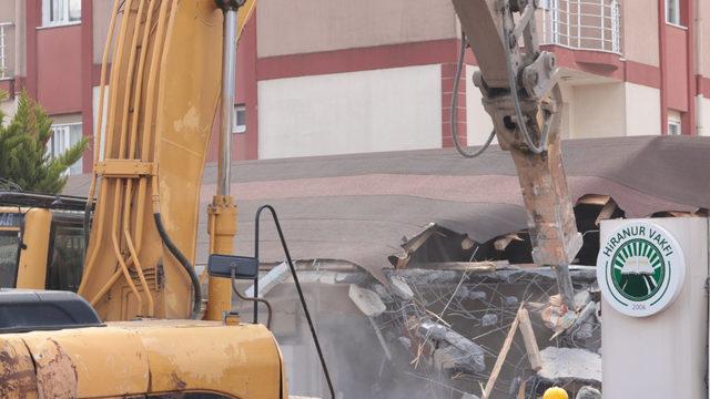 Sancaktepe’deki Hiranur Vakfı binasında yıkım! Vakfın kaçak yapıları yıkıldı