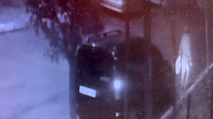 Bunun adı vicdansızlık... Yeni doğmuş bebeği cami önüne gömdüler! O anlar kamerada