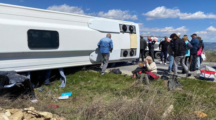 Denizli'de korkunç kaza! Tur midibüsü ile otomobil çarpıştı... Ölü ve yaralılar var