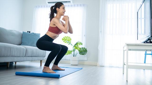 Evde doğru squat nasıl yapılır, günde kaç squat yapılmalı? Squat hangi kasları çalıştırır, ne kadar sürede işe yarar?