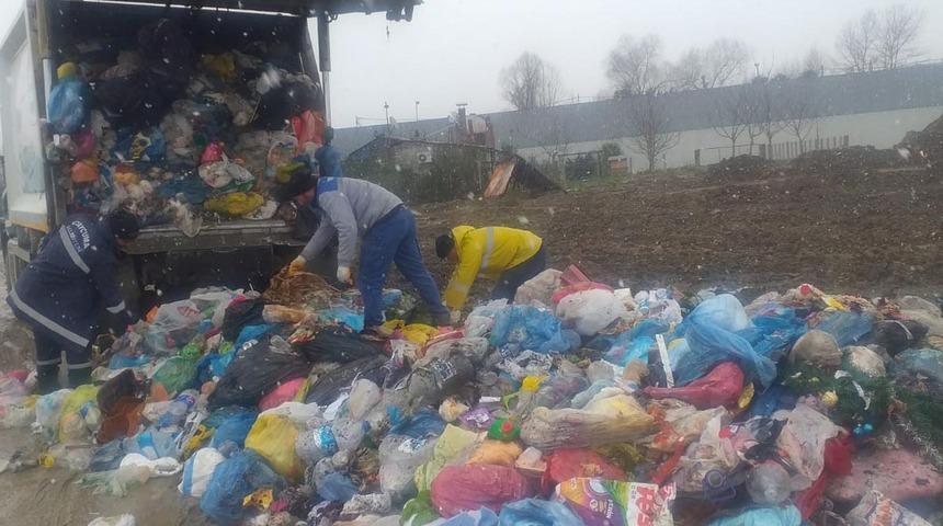 İçinde çok miktarda para vardı... 8 ton çöp içerisinde aradılar! Gözyaşlarıyla...