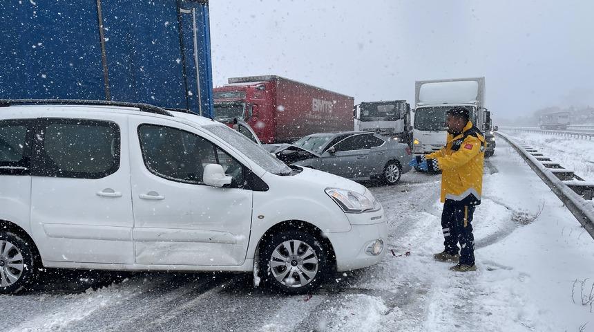 Anadolu Otoyolu'nun Bolu kesiminde zincirleme kaza ulaşımı aksattı