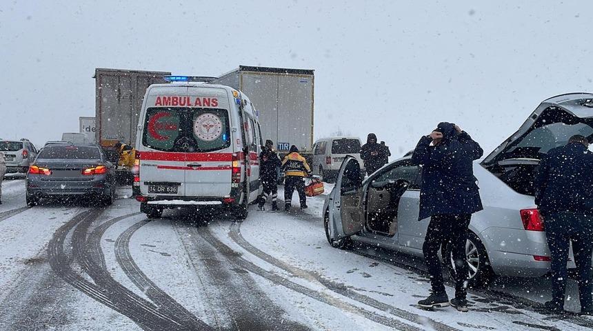 Anadolu Otoyolu'nun Bolu kesiminde zincirleme kaza! Yaralılar var... Ankara istikametinde ulaşım sağlanamıyor