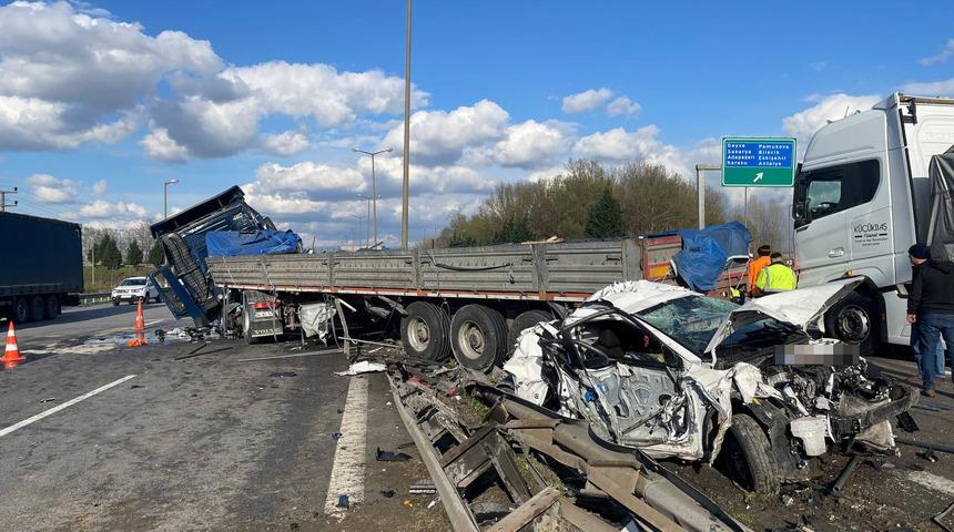 Anadolu Otoyolu'nda zincirleme trafik kazası! Yaralılar var, otoyolda uzun araç kuyruğu oluştu