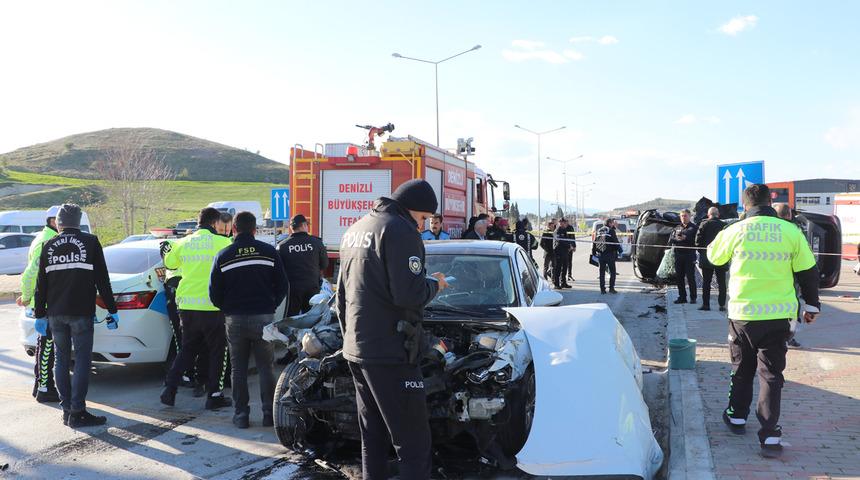 Denizli'de iki otomobil &ccedil;arpıştı: 1 &ouml;l&uuml;, 2 yaralı