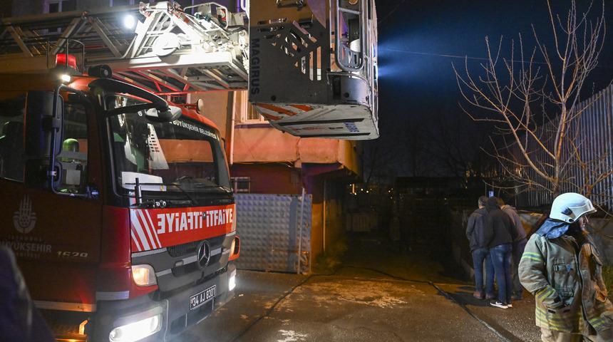 Avcılar'da malzeme deposunda çıkan yangın söndürüldü