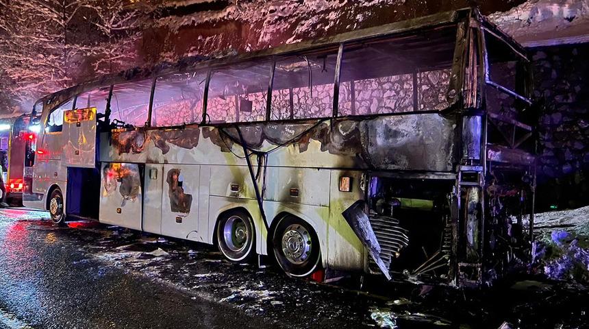 Trabzon'da polisleri taşıyan otobüs bir anda alev aldı! Son anda kurtuldular