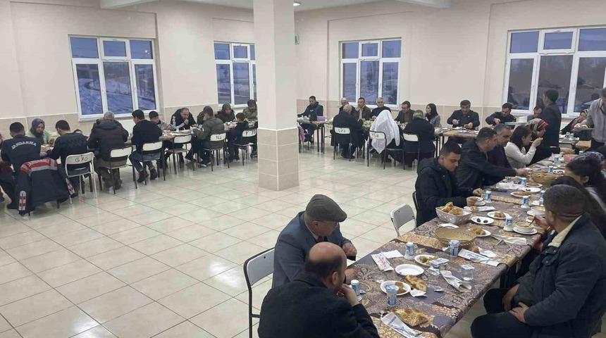 Dumlupınar’da şehit ailesi, gaziler ve depremzedelere iftar yemeği