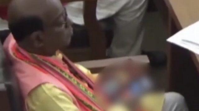 Ülkeyi ayağa kaldıran olay! Hindistan’da meclis üyesi bütçe görüşmelerinde telefonunda +18 videolar izlerken yakalandı