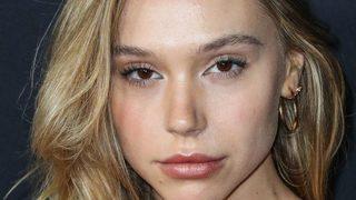 Seksi model Alexis Ren yine çok cesur! Deri kovboy kostümünün içine hiçbir şey giymedi
