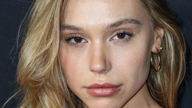 Seksi model Alexis Ren yine çok cesur! Deri kovboy kostümünün içine hiçbir şey giymedi