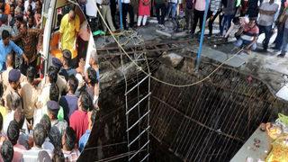 Korkunç kaza! Hindistan’da tapınağın zemini çöktü... 35 kişi hayatını kaybetti, onlarca kişi de kayıp