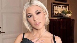 Kourtney Kardashian deri süper minisiyle pozlar verdi! Frikik vermek şekilden şekile girdi