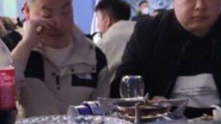 Eski sevgililerinin hepsini düğününe davet edip aynı masada oturttu! “Kaybedenler Kulübü” yazısı gündem oldu