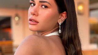 Fenomen Sibil Çetinkaya derin dekoltesiyle nefes kesti