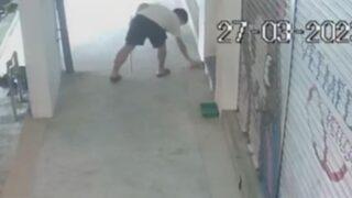 Skandal görüntüler! Sokak köpeğini önce demir sopayla dövdü... Ardından kuyruğunu ateşe verdi